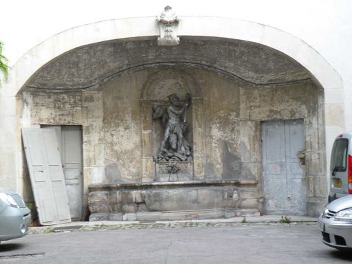  fontaine dans cour intérieure, Hôtel Ferrari